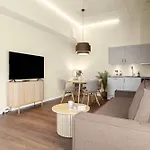 Stylish Easy-access Ground Floor For 4 アパート
