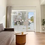 Stylish Easy-access Ground Floor For 4 アパート *