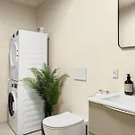 Stylish Easy-access Ground Floor For 4 アパート オールフス